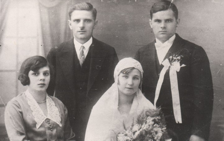 Весілля на Великдень. Мама – Розалія і батько Андрій Валі – з родичами-молодятами. Кінець 1920-х.